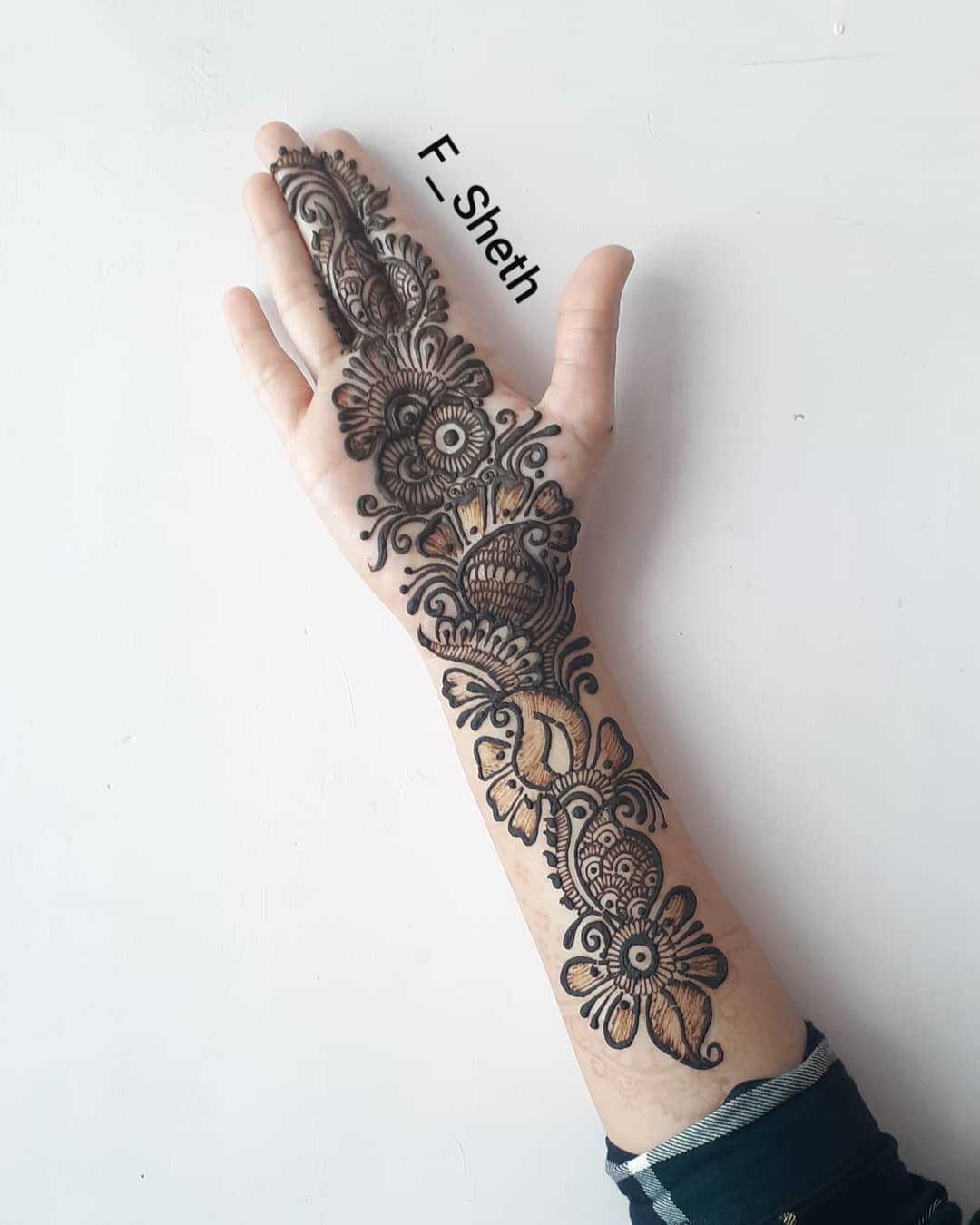 Arabic Mehndi Design for Front Hand (11) - K4 Fashion