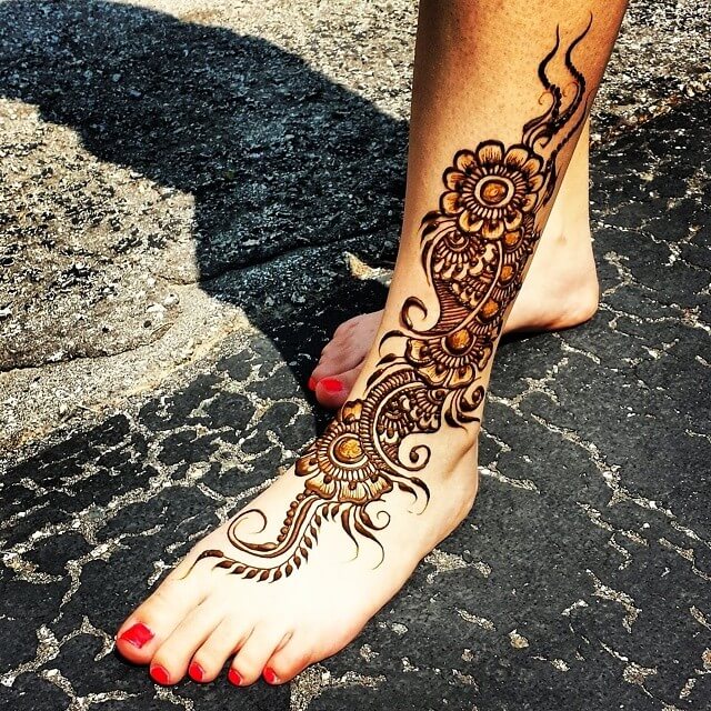 An artist hand freestyle drawing a henna tattoo design up a ladies leg  Stock Photo  Alamy