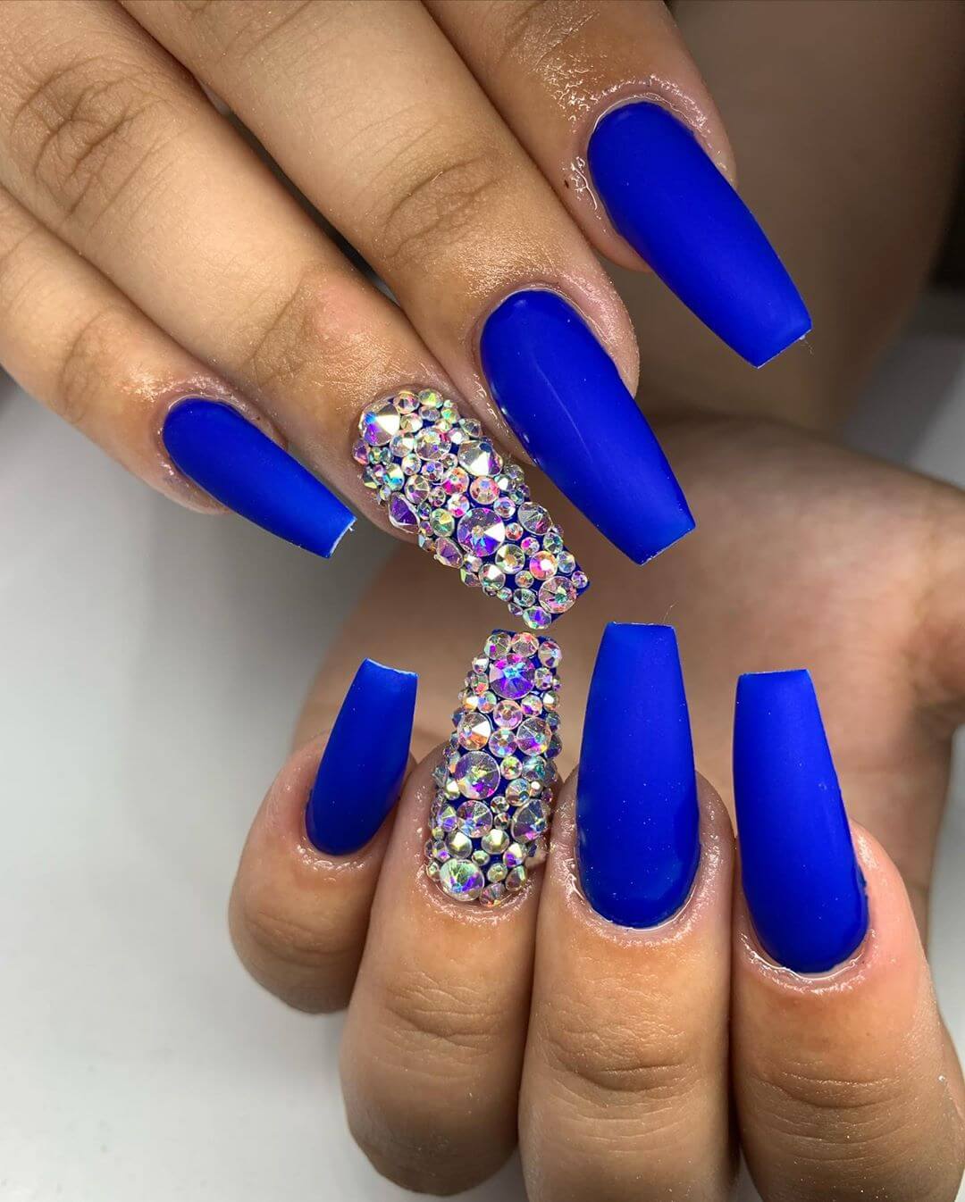 Faites de vos ongles une œuvre d\'art avec notre collection de nail designs en bleu royal en