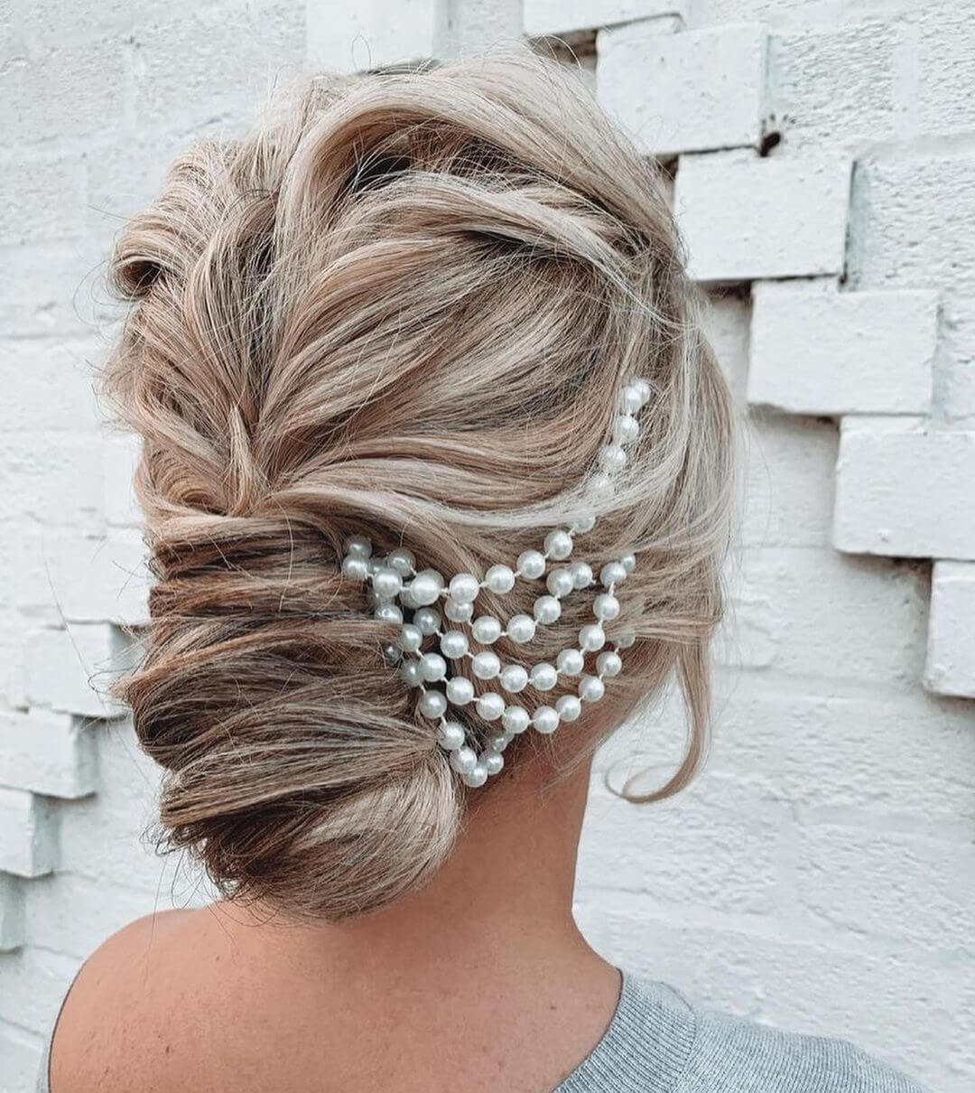 A messy bridal hairstyle adorned with... - Pelli poola Jada | Facebook