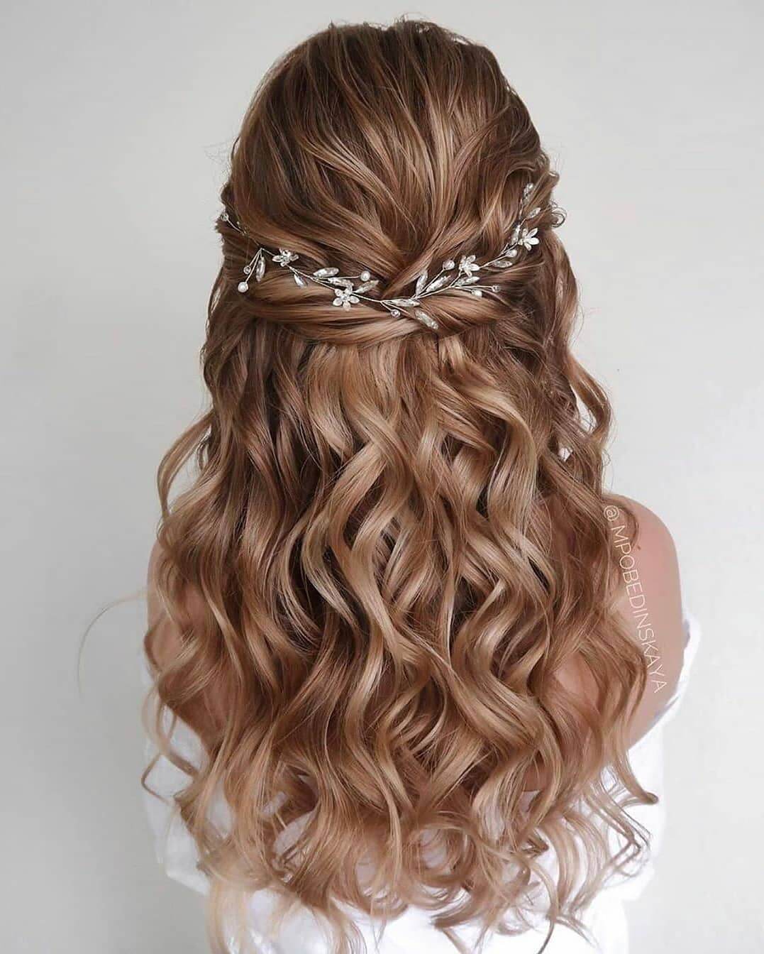 60 Cute Christmas Hairstyles For Long Hair To Try  Glaminaticom