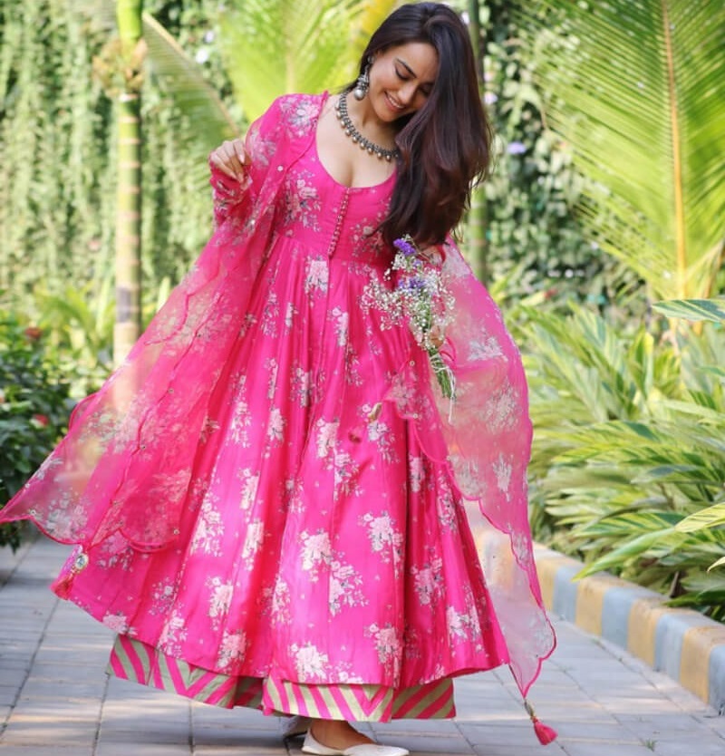 Surbhi Jyoti Flaunts Her Ethnic Wear in An Amazing Way - K4 Fashion