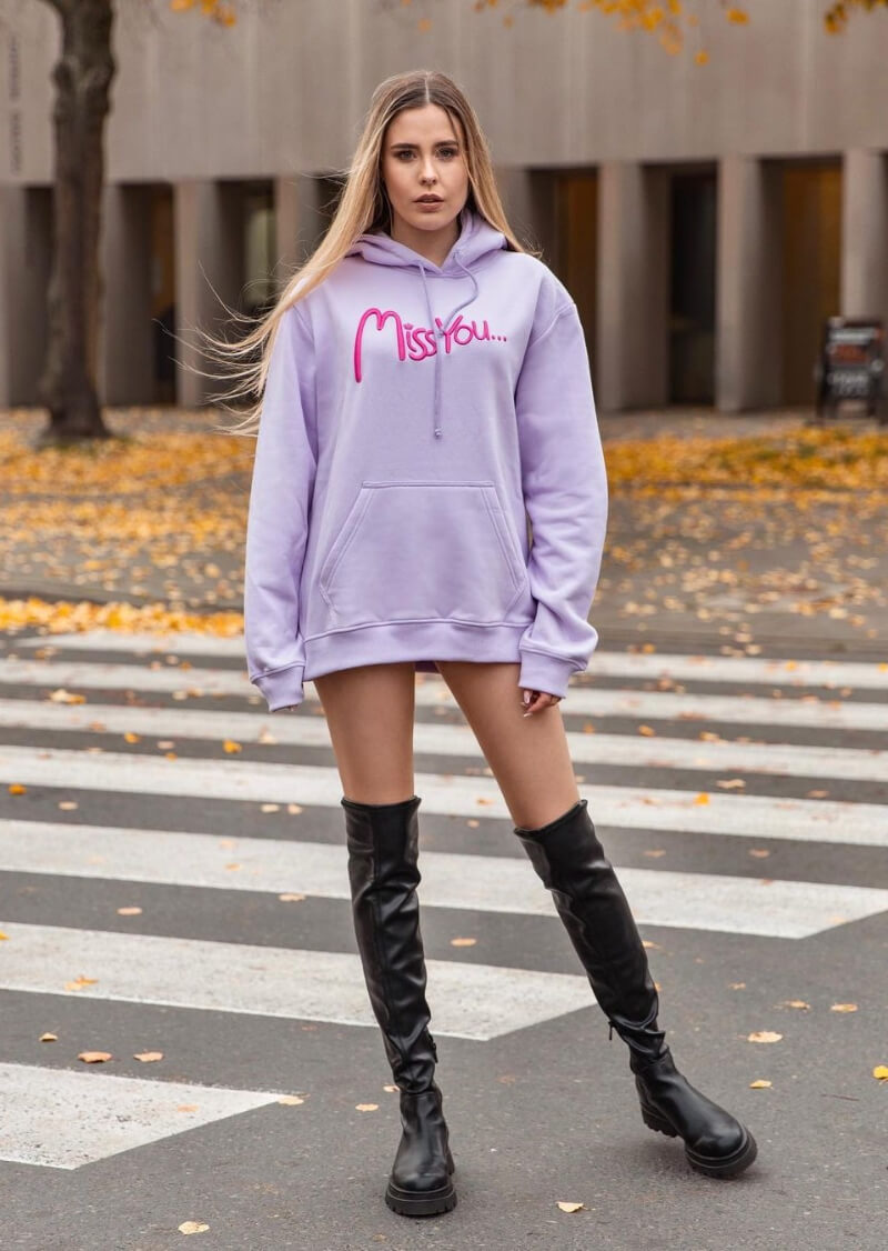 Karina Pochwała In Lavender Sweatshirt Outfit