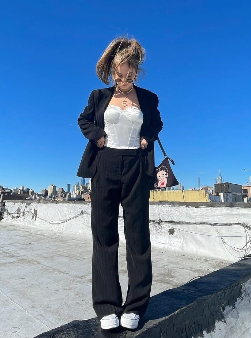 Emiliana Lahrssen In Black Blazer With Pants