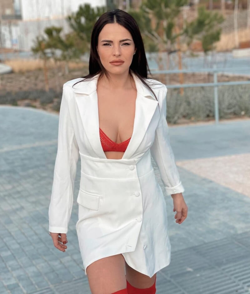Marta Peñate Amador In White Neckline Blazer Outfit