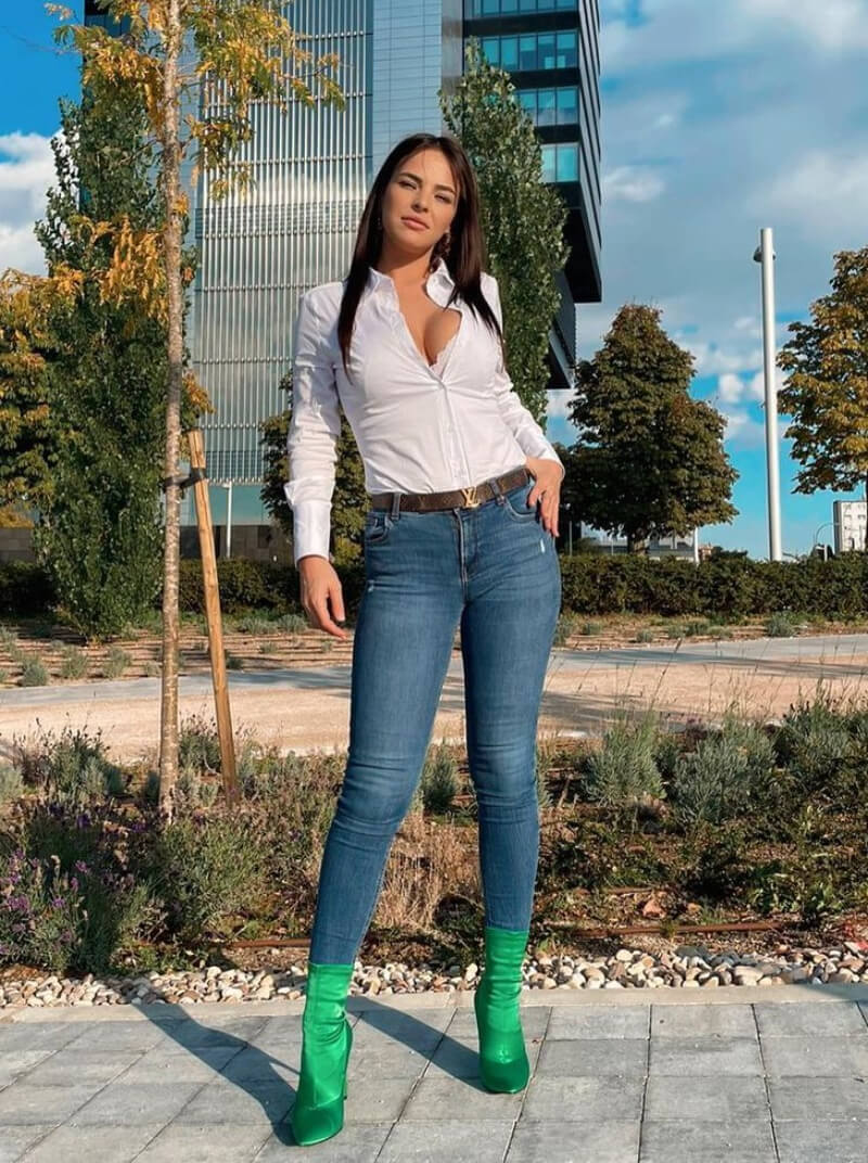 Marta Peñate Amador In White Shirt With Denim Jeans